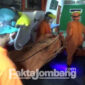 Petugas sedang mengevakuasi jenazah korban dari rumahnya di Dusun Sawahan, Desa Jombang ke RSUD Jombang.
