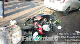 Sepeda motor korban sebelum dievakuasi petugas dari TKP, jalan raya Surabaya – Madiun, tepatnya di Desa Kademangan, Kecamatan Mojoagung, Kabupaten Jombang, Jumat (6/5/2022)
