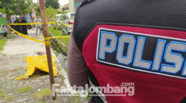 Jenazah korban setelah diangkat dari selokan perumahan Aspada, Desa Tambakrejo, Kecamatan/ Kabupaten Jombang, untuk dievakuasi ke RSUD Jombang.