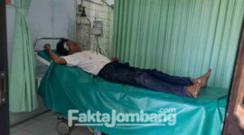 Pria terduga pelaku pencurian sepeda motor di kawasan Bypass Desa Betek, Kecamatan Mojoagung, Kabupaten Jombang, saat dirawat di Puskesmas, Selasa (24/5/2022) siang.