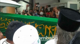 Keranda jenazah Nyai Lily Chodidjah Wahid Hasyim saat dipikul petakziah secara bergiliran menuju kompleks makam Ponpes Tebuireng, Jombang.