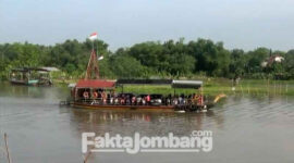 Warga tampak memilih menggunakan perahu penyeberangan sungai Brantas di Desa/Kecamatan Megaluh, Kabupaten Jombang, untuk menghindari kemacetan lebaran, Rabu (4//2022). 