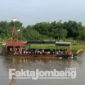 Warga tampak memilih menggunakan perahu penyeberangan sungai Brantas di Desa/Kecamatan Megaluh, Kabupaten Jombang, untuk menghindari kemacetan lebaran, Rabu (4//2022). 