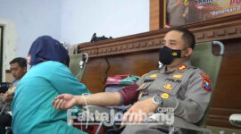 Kapolres Jombang, AKBP Moh Nurhidayat saat diambil darahnya dalam kegiatan Donor Darah di Polres setempat.