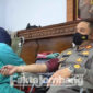 Kapolres Jombang, AKBP Moh Nurhidayat saat diambil darahnya dalam kegiatan Donor Darah di Polres setempat.