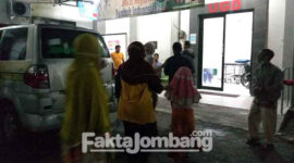 Warga yang mengalami keracunan ke Puskesmas Kesamben Jombang, diantar mobil siaga desa (MSD), Jumat (13/5/2022) malam.