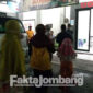 Warga yang mengalami keracunan ke Puskesmas Kesamben Jombang, diantar mobil siaga desa (MSD), Jumat (13/5/2022) malam.
