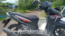 Sepeda motor korban saat dievakuasi petugas dari lokasi kejadian, jalan raya Surabaya - Madin, tepatnya di Desa Janti, Kecamatan Jogoroto, Kabupaten Jombang, Sabtu (14/5/2022).