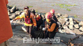 Petugas mengevakuasi jenazah bocah asal Nganjuk yang ditemukan di Dam Jatimlerek, Kecamatan Plandaan, Jombang.
