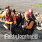 Petugas mengevakuasi jenazah bocah asal Nganjuk yang ditemukan di Dam Jatimlerek, Kecamatan Plandaan, Jombang.