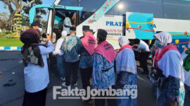 Pemberangkatan 27 jamaah calon haji (JCH) asal Kabupaten Jombang, di halaman pendopo kabupaten setempat, Senin 27 Juni 2020.