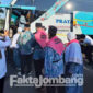 Pemberangkatan 27 jamaah calon haji (JCH) asal Kabupaten Jombang, di halaman pendopo kabupaten setempat, Senin 27 Juni 2020.