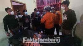 Jenazah korban tenggelan di sungai Kaligunting, Desa Talunkidul, Kecamatan Sumobito, Kabupaten Jombang, dievakuasi petugas.