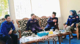 Ketua Karang Taruna Jombang, Junita Erma Zakiyah (kanan) didampingi pengurus, saat membincang kerjasama beasiswa kuliah dengan Wakil Rektor IV (bidang kerjasama) Undar Jombang, Dr Agus Raihani MMT.