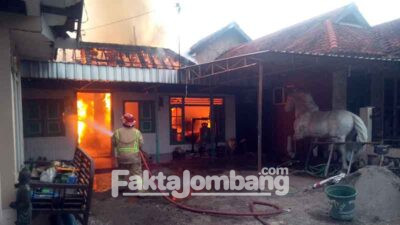 Tempat Usaha Cor Kuningan di Mojotrisno Jombang, Terbakar