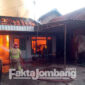Petugas berupaya menjinakkan api yang membakar rumah sekaligus tempat usaha cor kuningan di Dusun Sanan selatan, Desa Mojotrisno, Kecamatan Mojoagung, Kabupaten Jombang