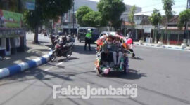 Pasutri asal Desa Candimulyo, Kecamatan/ Kabupaten Jombang naik becak saat hendak berangkat menunaikan ibadah haji, Rabu (29/6/2022).