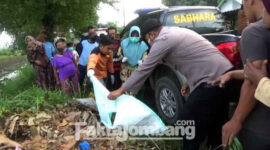 Polisi mengevakuasi mayat bayi yang ditemukan di tumpukan sampah pinggir jalan raya Desa Kedungpapar, Kecamatan Sumobito, Kabupaten Jombang, ke kamar jenazah RSUD Jombang.