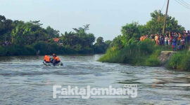 Petugas menyisir lokasi tenggelamnya seorang remaja di sungai Kaligunting, Dusun Balongsono, Desa Talunkidul Kecamatan Sumobito, Kabupaten Jombang, Selasa (28/6/2022).