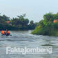 Petugas menyisir lokasi tenggelamnya seorang remaja di sungai Kaligunting, Dusun Balongsono, Desa Talunkidul Kecamatan Sumobito, Kabupaten Jombang, Selasa (28/6/2022).