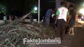 Kondisi truk muatan tebu yang terguling di jalan raya Desa Sembung, Kecamatan Perak, Kabupaten Jombang, Jawa Timur, Selasa (14/6/2022) petang. Kejadian ini menyebabkan 4 orang meninggal seketika.