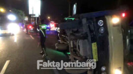 Kondisi truk muatan tebu yang terguling di jalan raya Desa Sembung, Kecamatan Perak, Kabupaten Jombang, Jawa Timur, Selasa (14/6/2022) petang. Kejadian ini menyebabkan 4 orang meninggal seketika.