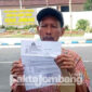 Ut, warga Desa Segodorejo, Kecamatan Sumobito, Kabupaten Jombang, saat menunjukkan surat panggilan dari Polres Jombang, usai dirinya dimintai keterangan oleh polisi.