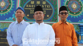 Ketua DPP ORSHID, Joko Herwanto (tengah) didampingi pengurus pesantren Shiddiqiyyah, Desa Losari, Kecamatan Ploso, Kabupaten Jombang.