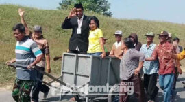 Basuki, Kades Gebangbunder, Kecamatan Plandaan, Jombang terpilih, saat diarak warga pakai gerobak keliling desa, Kamis (28/7/2022) siang.