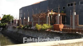 Bangunan yang diduga menyerobot sempadan sungai di Desa Candimulyo, Kecamatan/ Kabupaten Jombang.