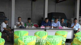 Delapan ketua asosiasi petani tebu Wilker PG Tjoekir saat menggelar pertemuan di halaman kantor KPTR Arta Rosan Tijari, Desa Cukir, Kecamatan Diwek, Kabupaten Jombang, pada Kamis (21/7/2022) siang. 