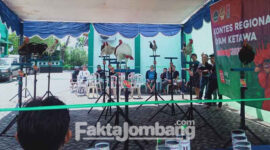 Kontes ayam ketawa yang berlangsung di pelataaran Graha Gus Dur, Jombang.