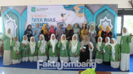 Peserta dan talen, pelatih (tutor), inisiator Junita Erma Zakiyah, Kabid Pelatihan dan Produktivitas Kerja Disnaker Jombang, serta pengurus PAC Fatayat NU Kecamatan Diwek.