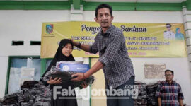 Kades Kepatihan, Kecamatan/ Kabupaten Jombang, Erwin Pribadi memberikan bantuan peralatan sekolah kepada pelajar kurang mampu di desanya.