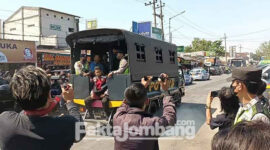 Pendukung MSAT diangkut menggunakan truk polisi, lantaran diduga melakukan pengadangan terhadap upaya polisi menangkap MSAT di Ponpes Shiddiqiyyah, Desa Losari, Kecamatan Ploso, Kabupaten Jombang.