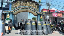 Polisi memblokade salah satu akses masuk Ponpes Shiddiqiyyah, Desa Losari, Kecamatan Ploso, Jombang.