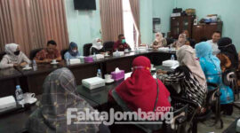 Suasana hearing Komisi D DPRD Jombang dengan keluarga bayi yang meninggal saat persalinan, Dinas Kesehatan, Puskesmas Sumobito, dan RSUD Jombang, Selasa (2/8/2022)