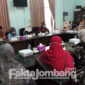 Suasana hearing Komisi D DPRD Jombang dengan keluarga bayi yang meninggal saat persalinan, Dinas Kesehatan, Puskesmas Sumobito, dan RSUD Jombang, Selasa (2/8/2022)