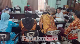 Suasana hearing Komisi D DPRD Jombang dengan keluarga bayi yang meninggal saat persalinan, Dinas Kesehatan, Puskesmas Sumobito, dan RSUD Jombang, Selasa (2/8/2022)