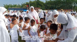Suasana latihan manasik haji yang dihelat Ikatan Guru Taman Kanak-kanak dan Raudlatul Athfal (IGTK/RA) Muslimat, Kecamatan Diwek, Kabupaten Jombang.
