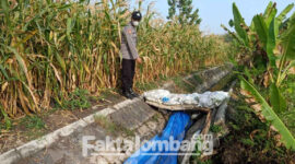 Polisi menunjuk lokasi temuan mayat pria yang sudah membusuk dalam pipa terpal di saluran air Dusun Kedungboto, Desa Balongsari, Kecamatan Megaluh, Kabupaten Jombang.