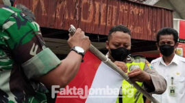 Kades Kepatihan, Erwin Pribadi bersama Babinsa dan Babinkamtibmas melakukan Sidak bendera merah putih tak laik pasang.