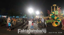 Kondisi playground Alun-alun Jombang yang dipadati pengunjung pada Minggu (18/9/2022) malam.