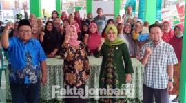 Junita Erma Zakiyah, Ketua Karang Taruna Jombang (dua dari kanan), didampingi Kepala Desa (Kades) Kayangan usai sosialisasi program SEHATI (Sertifikat Halal Gratis) di Balai Desa Kayangan, Kamis (1/9/2022).