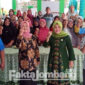 Junita Erma Zakiyah, Ketua Karang Taruna Jombang (dua dari kanan), didampingi Kepala Desa (Kades) Kayangan usai sosialisasi program SEHATI (Sertifikat Halal Gratis) di Balai Desa Kayangan, Kamis (1/9/2022).