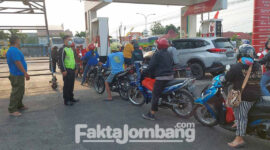 Anggota Polres Jombang saat mengawasi salah satu dari 31 SPBU di Jombang, jelang kenaikan harga BBM, Sabtu (3/9/2022).