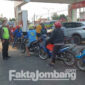 Anggota Polres Jombang saat mengawasi salah satu dari 31 SPBU di Jombang, jelang kenaikan harga BBM, Sabtu (3/9/2022).