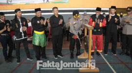 Kapolres Jombang AKBP Moh Nurhidayat memukul gong tanda dibukanya Kejuaraan Pencak Silat yang digelar di GOR Merdeka Jombang, Jawa Timur, Selasa  (13/9/2022)