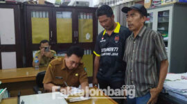 Perwakilan warga Tanggungkramat, Kecamatan Ploso, Jombang saat mengirim surat ke DPRD Jombang, Senin (19/9/2022).