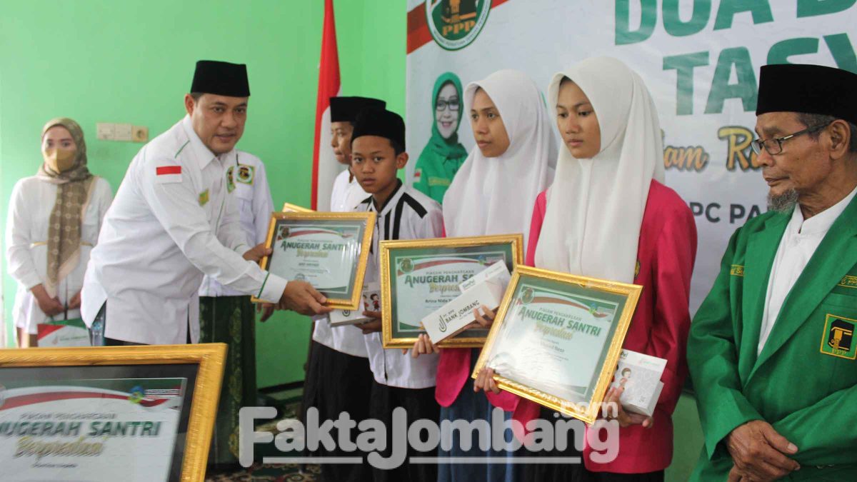 Gus Edo menyerahkan piagam penghargaan anugerah santri berprestasi di Jombang, dalam peringatan Hari Santri Nasional (HSN) 2022, di kantor DPC PPP Kabupaten Jombang, Sabtu (22/10/2022).